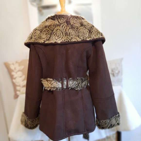 Loire NY Faux Fur Lined and Suede Windblocking Pop Up  Faux Fur Collar - Picture 2 of 11